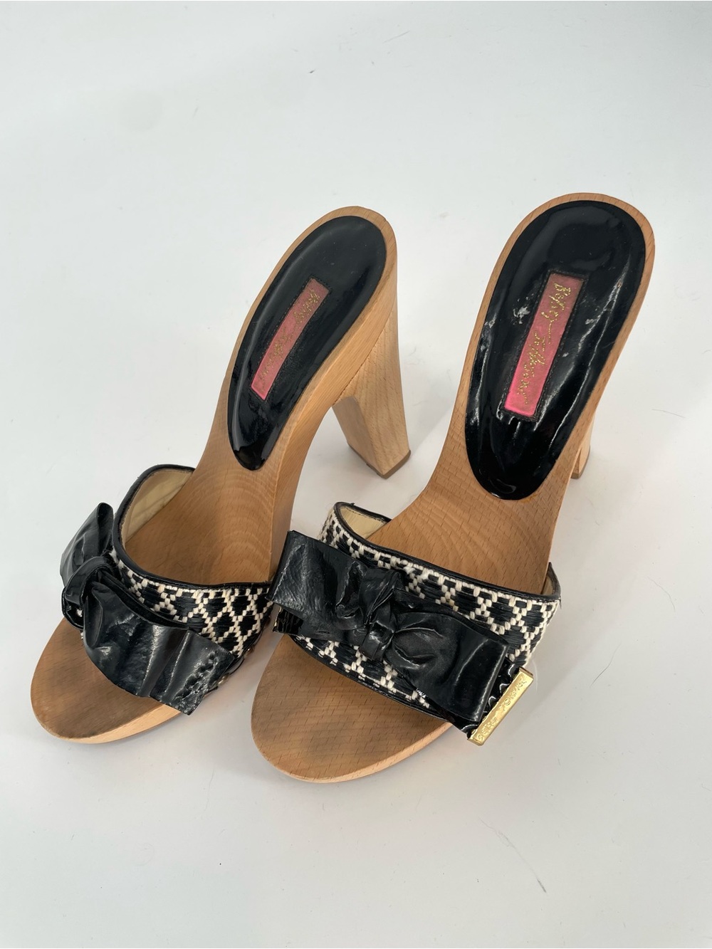 Vintage Betsey Johnson Wooden Heeled Mules With Patent Bow Detail 5” Heel - Picture 3 of 16